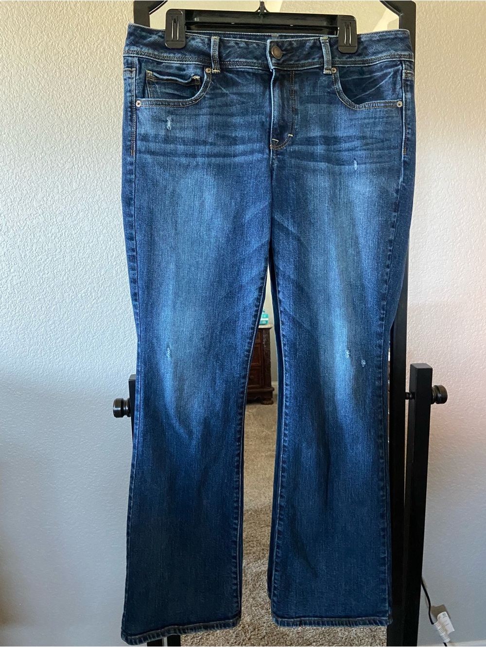 American Eagle Outfitters Women's medium  Wash Kick Boot stretch Jeans like new